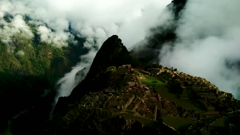 Bewölkt-Morgen-um-Machu-Picchu´s-Ausgangspunkt-mit-Blick-auf-die-Zitadelle-und-einige-Touristen-Wandern-in-Peru