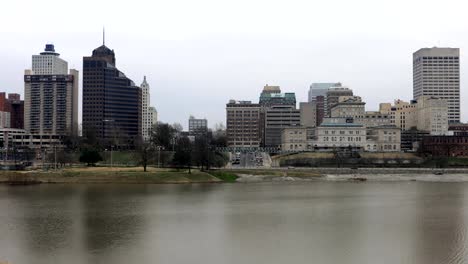 Timelapse-in-der-Nähe-des-Flusses-Mississippi-und-des-Stadtbildes-Memphis