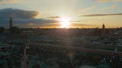 Puesta-de-sol-en-la-plaza-Jemaa-el-Fna