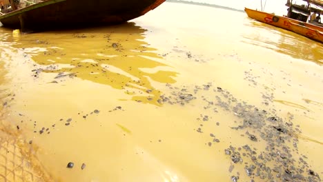 POV-de-los-carbón-negro-perro-flotan-en-el-bote-de-agua-está-balanceando-en-olas-staira-a-lugar-de-cremación-con-soplo-de-humo-de-agua-alta