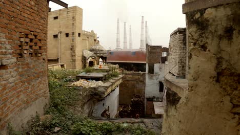 Raupe-von-Rauch-aus-Schornsteinen-des-Krematoriums-Manikarnika-Ghat-Blick-aus-den-Slums