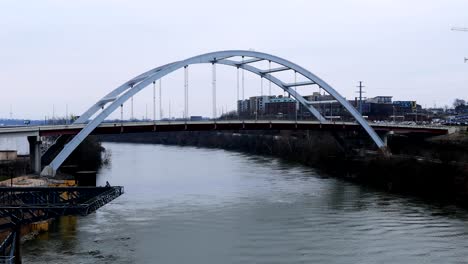 Bridge-over-Cumberland-River-in-Nashville,-Tennessee