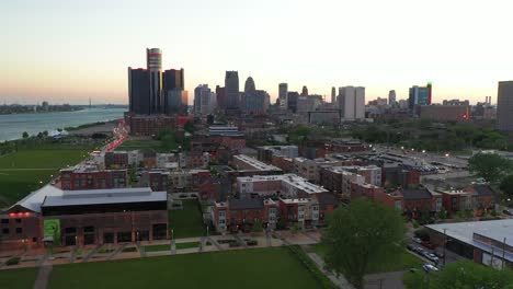 Aerial-Sunset-Detroit-Michigan-con-distrito-residencial