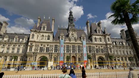 Tribunales-de-volley-frente-al-Ayuntamiento-de-París