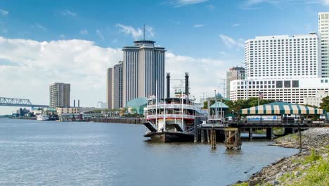 Mississippi-River-at-French-Quarter-in-New-Orleans