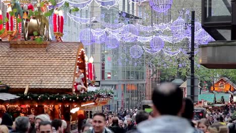 High-Street-funkelnden-Weihnachten-Lichter-anstrengenden-Shopping-im-deutschen-Weihnachtsmarkt