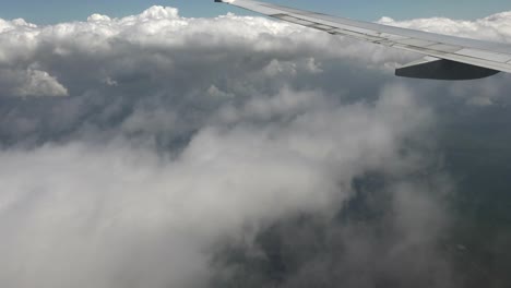 Flugzeug-außerhalb-Blick-vom-Fenster-über-den-Wolken