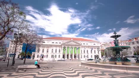 Das-National-Theatre-D.-Maria.---Rossio-Platz-mit-Springbrunnen,-Lissabon,-Portugal-timelapse-hyperlapse