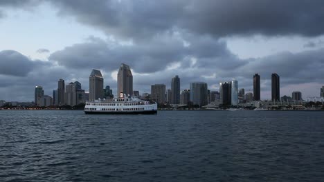 Wolken-zeigen-Licht-die-Skyline-von-San-Diego