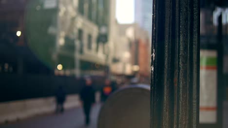 Fußgänger-auf-Boston-City-Straße-in-Bokeh