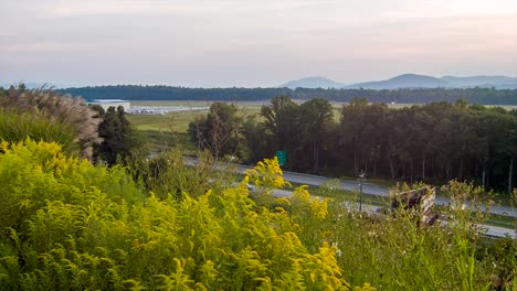 Der-Interstate-26-Verkehr-in-Asheville-Regional-Airport-im-Sommer