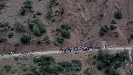 Vista-de-una-calle-en-el-valle-donde-una-gran-multitud-de-jóvenes-se-manifestaban