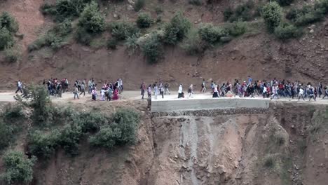 Blick-auf-die-Straße-in-einem-Tal,-wo-Sie-eine-große-Gruppe-an-Jugendlichen-Marschieren