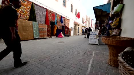 Gente-caminando-en-la-parte-frontal-de-la-tienda-de-alfombras