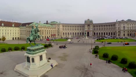 OSCE-sede-en-Viena-Heldenplatz,-rider-estatua,-vista-aérea.-Una-hermosa-toma-cenital-sobre-Europa,-cultura-y-paisajes,-cámara-pan-dolly-en-el-aire.-Soniquete-volando-sobre-suelo-europeo.-Viaje-excursiones-turísticas-de-la-vista-de-Austria.