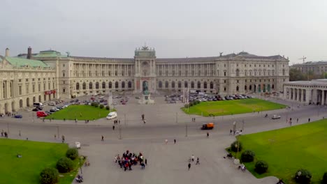 Plaza-de-los-héroes-en-Viena,-sede-de-la-OSCE,-señor-Presidente-de-la-Asamblea.-Una-hermosa-toma-cenital-sobre-Europa,-cultura-y-paisajes,-cámara-pan-dolly-en-el-aire.-Soniquete-volando-sobre-suelo-europeo.-Viaje-excursiones-turísticas-de-la-vista-de-Austria.