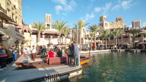 tourist-Boot-place-4-k-Zeitraffer-von-dubai-Stadt