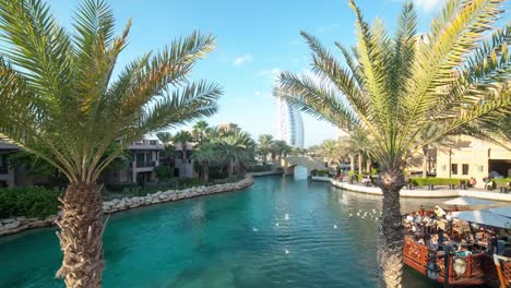 dubai-tourist-Golf-4-k-Zeitraffer-mit-Blick-auf-das-hotel