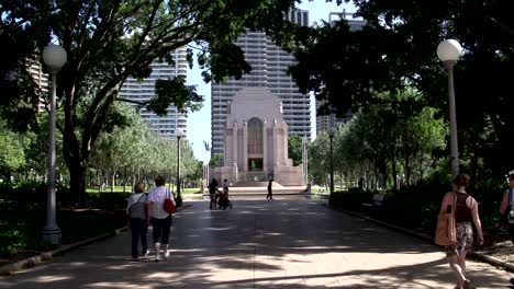 Menschen-gehen-in-den-Hyde-park-zum-ANZAC-war-memorial