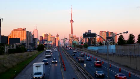 Los-flujos-de-tráfico-de-la-ciudad-de-Toronto-al-atardecer