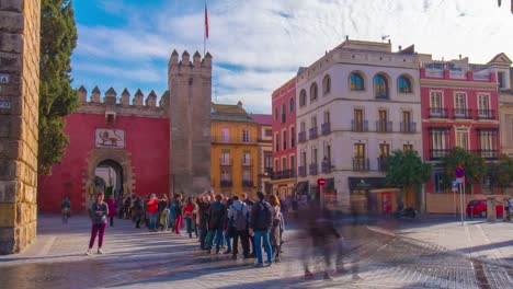 Día-soleado-de-Sevilla-a-la-ciudad-turística-real-alcázar-4-K-lapso-de-tiempo-de-España