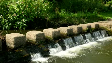 Stepping-stones-auf-den-Fluss-Cole-in-Birmingham,-England.