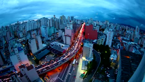 Sao-Paulo-el-tráfico-en-la-ciudad-de-noche