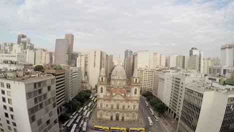 Luftbild-von-Candelaria-Kirche-in-der-Innenstadt-von-Rio-de-Janeiro,-Brasilien