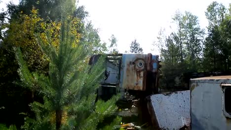 Broken-down-bus-in-the-Chernobyl-exclusion-zone