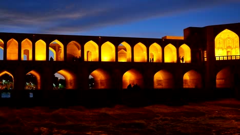 Alte-Brücken-Brücke-über-den-Zayandeh-Fluss-in-Isfahan,-der-Iran.