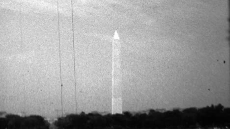 1963:-Monumento-del-nacional-de-Washington-brillante-columna-de-luz-democrática.