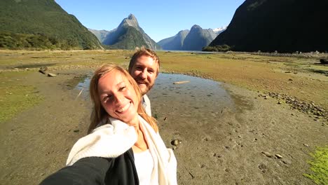 Pareja-joven-teniendo-retrato-selfie-en-Milford-Sound