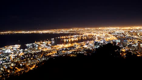 Vista-de-noche-de-ciudad-del-cabo-de-Signal-Hill