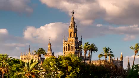 Glockenturm-Giralda-Turm-der-Kathedrale-von-Sevilla