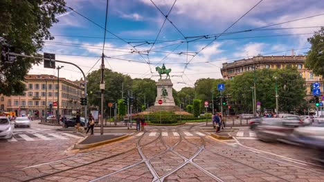 Italia-Milán-ciudad-verano-día-tráfico-largo-cairoli-Plaza-panorama-4k-lapso-de-tiempo