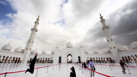 día-nublado-abu-dhabi-mundial-famosa-mezquita-dentro-de-sala-de-4-tiempo-k-lapso-Emiratos-Árabes-Unidos