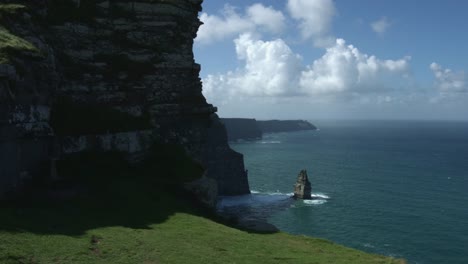 4-k-Schuss-von-Klippen-von-Moher-anzeigen-in-Irland