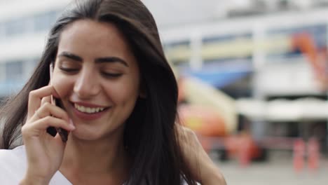 Woman-talking-on-phone-and-smiling