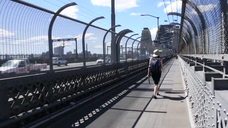 Persona-cruzando-el-puente-de-la-bahía-de-Sydney-Australia