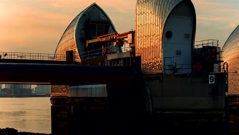 Primer-tiro-mostrando-los-detalles-de-la-instalación-de-barrera-de-Thames-en-Londres,-Inglaterra,-Reino-Unido