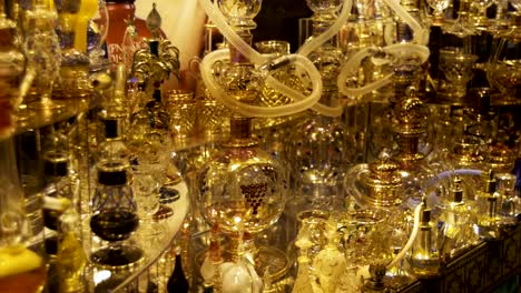 Aceite-y-Perfume-Aromático-en-la-tienda-árabe.-Sharm-El-Sheikh,-Egipto