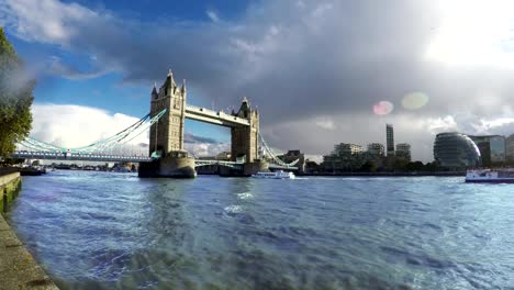 Tower-Bridge-and-Thames-River,-London,-Real-Time