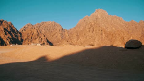 Desert-in-Egypt,-Sand-and-Mountains