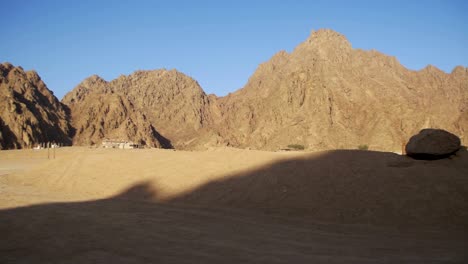 Desert-in-Egypt,-Sand-and-Mountains