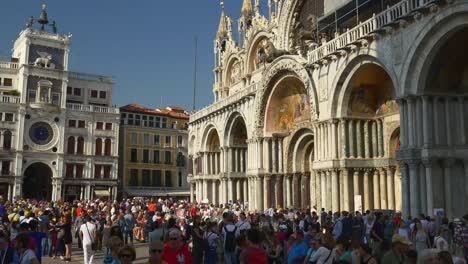 Italien-Sommer-Tag-berühmten-Venedig-Stadt-San-Marco-Basilika-voll-Panorama-4k