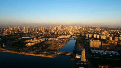 Luftbild-Stadt-mit-Wolkenkratzern-und-Gebäuden.-Philippinen,-Manila,-Makati