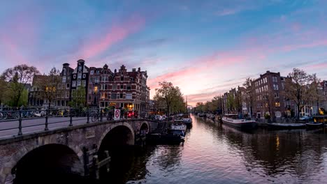 Amsterdam-Stadt-Skyline-von-Tag-zu-Nacht-Zeitraffer-im-Kanal-Waterfront,-Amsterdam,-Niederlande,-4-K-Zeitraffer