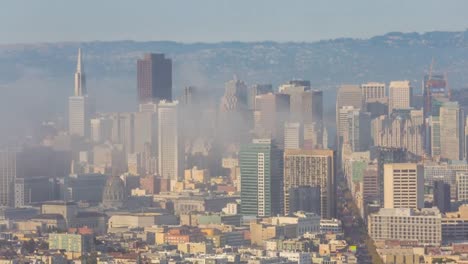 Vista-de-niebla-centro-de-la-ciudad-de-San-Francisco-desde-Twin-Peaks