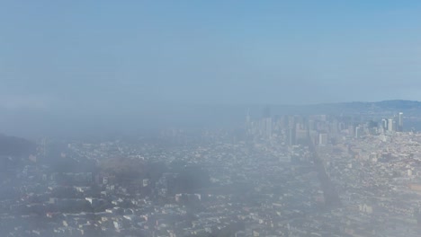 Gran-día-Timelapse-del-centro-de-la-ciudad-de-San-Francisco-con-niebla