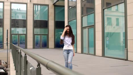 Sexy-girl-with-long-hair-walking-in-the-city.